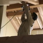 天井の板を張り始めました。