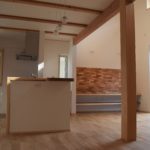 明るい吹き抜けリビングに家族が集う家