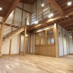 吹き抜けリビングが家族をつなぐ家