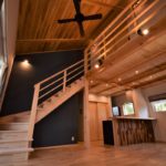 シックで落ち着きのある自然素材の家