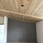 壁紙を張る作業が進んでいます